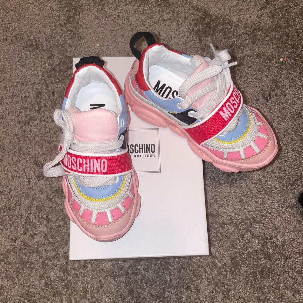 Moschino Kids
logo-print pink  low top sneakers